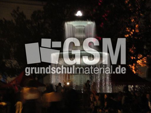 Römischer Brunnen am Professor-Huber-Platz_1.JPG